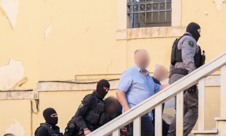 Χανιά:-Απολογούνται-16-για-την-εγκληματική-οργάνωση,-ανάμεσά-τους-και-ο-αρχιμαφιόζος-–-«Μη-φοβάσαι-γίγαντα»,-του-φώναζαν