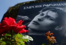 Τζόρτζιο-Αρμάνι:-Πλήθος-κόσμου-έχει-συγκεντρωθεί-για-να-αποτίσει-φόρο-τιμής-στον-θρύλο-της-μόδας-ώρες-πριν-το-λαϊκό-προσκύνημα