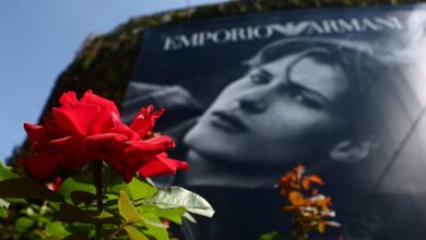 Τζόρτζιο-Αρμάνι:-Πλήθος-κόσμου-έχει-συγκεντρωθεί-για-να-αποτίσει-φόρο-τιμής-στον-θρύλο-της-μόδας-ώρες-πριν-το-λαϊκό-προσκύνημα