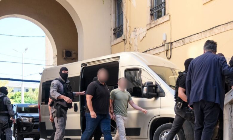 Χανιά:-Ακόμη-πέντε-άτομα-κρίθηκαν-προσωρινά-κρατούμενοι-για-την-υπόθεση-της-κρητικής-μαφίας-–-Συνεχίζονται-οι-απολογίες-των-17