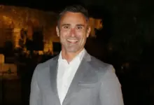Γιώργος-Καπουτζίδης:-Δημόσια-αφιέρωση-στον-σύντροφό-του-–-«Υπάρχει-κάποιος-που-με-έκανε-να-μη-φοβάμαι»