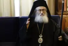 Στην-Αθήνα-η-ελληνική-αποστολή-που-παρέλαβε-τον-Αρχιεπίσκοπο-Δαμιανό-από-τη-Μονή-του-Σινά