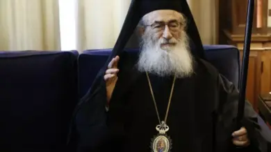 Στην-Αθήνα-η-ελληνική-αποστολή-που-παρέλαβε-τον-Αρχιεπίσκοπο-Δαμιανό-από-τη-Μονή-του-Σινά