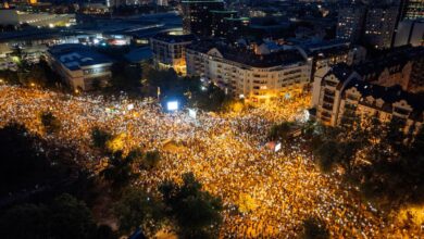 Σερβία:-Χιλιάδες-διαδηλωτές-στους-δρόμους-απαιτούν-και-πάλι-πρόωρες-εκλογές