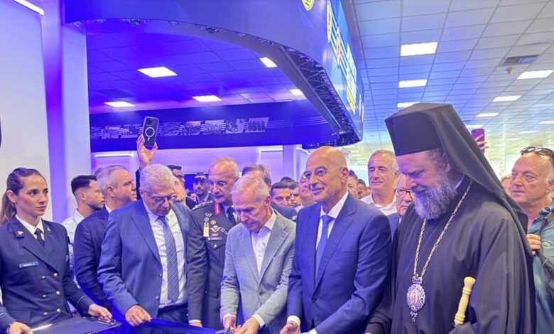 ΔΕΘ-2025:-Ο-Δένδιας-εγκαινίασε-το-περίπτερο-του-ΥΠΕΘΑ-–-«Νέο-δόγμα-αποτροπής-στις-Ένοπλες-Δυνάμεις-με-την-Ατζέντα-2030»