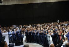 Μαρέβα-Γκραμπόφσκι:-Με-ολόλευκο-κοστούμι-παρακολούθησε-την-ομιλία-Μητσοτάκη-στη-ΔΕΘ