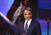 Η-μαντινάδα-του-Κυριάκου-Μητσοτάκη-προς-πάσα-κατεύθυνση:-«Καλοχαιρέτα-τον-πεζό-όταν-καβαλικέψεις»