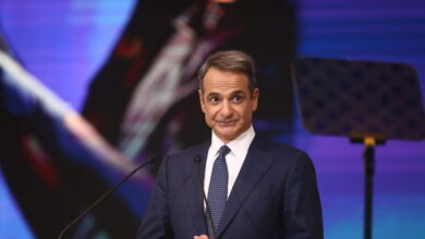 Η-μαντινάδα-του-Κυριάκου-Μητσοτάκη-προς-πάσα-κατεύθυνση:-«Καλοχαιρέτα-τον-πεζό-όταν-καβαλικέψεις»