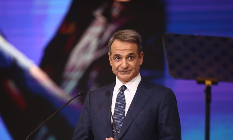 Η-μαντινάδα-του-Κυριάκου-Μητσοτάκη-προς-πάσα-κατεύθυνση:-«Καλοχαιρέτα-τον-πεζό-όταν-καβαλικέψεις»