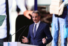 Κυριάκος-Μητσοτάκης-στη-ΔΕΘ:-Μηδέν-φόρος-για-οικογένειες-με-4-παιδιά-και-νέους-μέχρι-25-ετών-–-Μειώνεται-στο-μισό-ο-ΕΝΦΙΑ-από-το-2026-για-χωριά-μέχρι-1.500-κατοίκους
