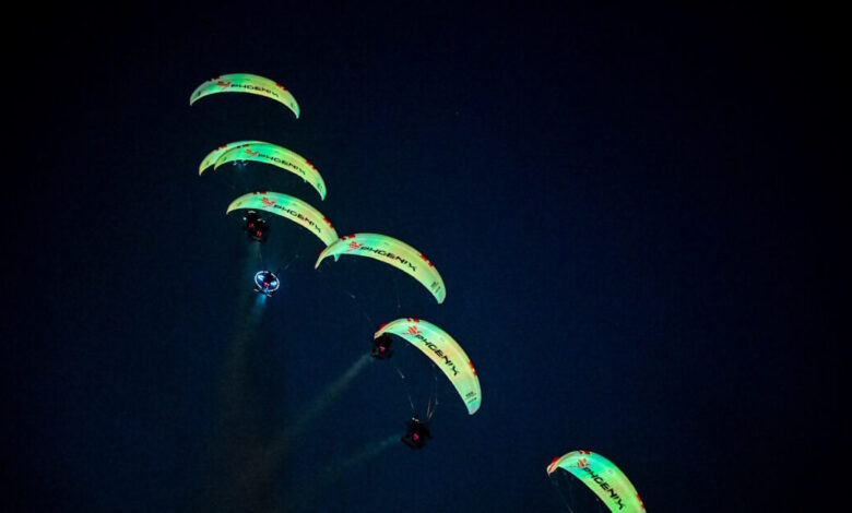 athens-flying-week-2025:-Το-νυχτερινό-σόου-των-phoenix-paramotors-που-έκλεψε-τις-εντυπώσεις-και-οι-ριψοκίνδυνοι-ελιγμοί-αεροσκαφών