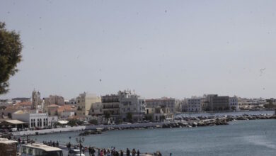 Τήνος:-42χρονος-πατέρας-χτύπησε-το-4-ετών-παιδί-του-μέσα-στο-λιμάνι-του-νησιού-και-συνελήφθη
