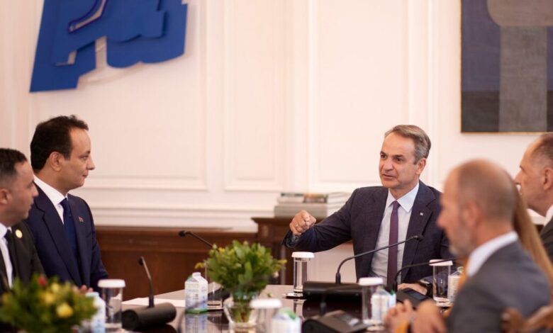 Συνάντηση-Μητσοτάκη-με-τον-γιο-του-Χάφταρ-στο-Μαξίμου