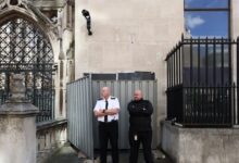 Ο-banksy-«ξαναχτυπά»-με-νέο-σκίτσο-στα-Δικαστήρια-του-Λονδίνου-–-Καλύφθηκε-άμεσα-και-φρουρείται