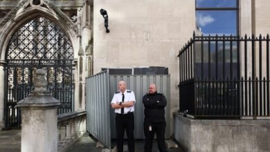 Ο-banksy-«ξαναχτυπά»-με-νέο-σκίτσο-στα-Δικαστήρια-του-Λονδίνου-–-Καλύφθηκε-άμεσα-και-φρουρείται