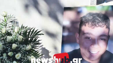 Ηράκλειο:-Σπαραγμός-στην-κηδεία-του-17χρονου-που-σκοτώθηκε-στον-ΒΟΑΚ-–-Σε-λευκό-φέρετρο-η-σορός,-μοίραζαν-μπουμπουνιέρες