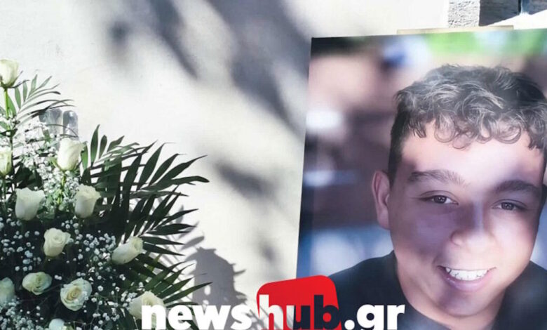 Ηράκλειο:-Σπαραγμός-στην-κηδεία-του-17χρονου-που-σκοτώθηκε-στον-ΒΟΑΚ-–-Σε-λευκό-φέρετρο-η-σορός,-μοίραζαν-μπουμπουνιέρες