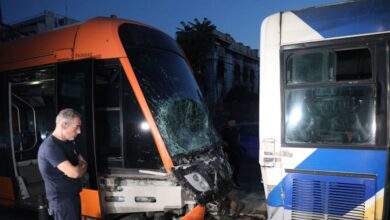Τροχαίο-στον-Πειραιά: «Το-τράνταγμα-ήταν-πολύ-δυνατό»-λέει-μία-από-τους-τραυματίες-από-τη-σύγκρουση-τραμ-με-λεωφορείο