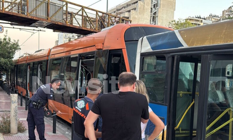 Τροχαίο-στον-Πειραιά:-Λεωφορείο-συγκρούστηκε-με-τραμ-–-30-επιβάτες-τραυματίστηκαν