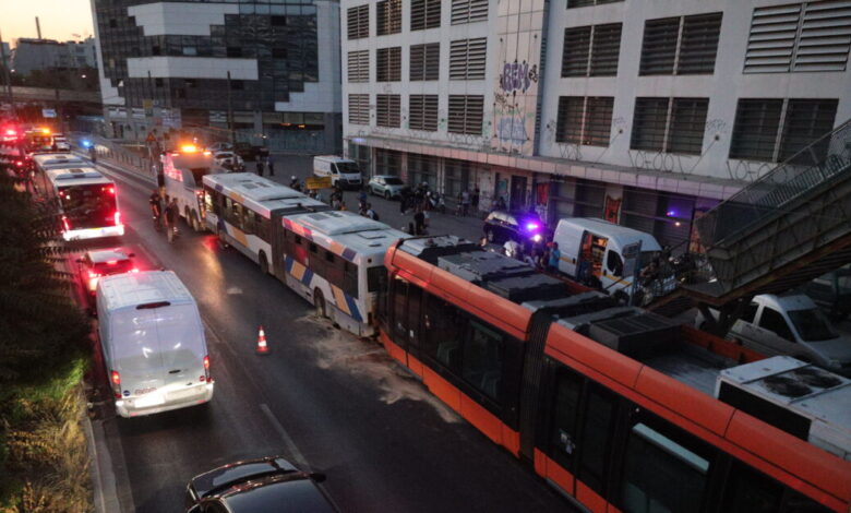 Πειραιάς:-Ο-οδηγός-του-λεωφορείου-βρήκε-λιπόθυμο-τον-συνάδελφό-του-στο-τραμ-–-Οι-λεπτομέρειες-της-σύγκρουσης-των-δύο-οχημάτων