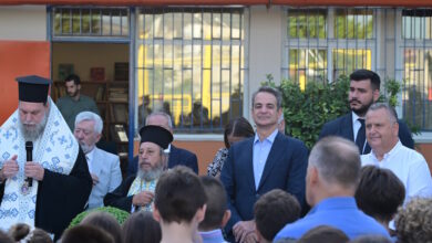 Ο-Κυριάκος-Μητσοτάκης-στον-αγιασμό-του-8ο-δημοτικού-Φιλαδέλφειας:-«Υποδεχόμαστε-τους-μαθητές,-σε-ένα-σχολείο-πλήρως-ανακατασκευασμένο»