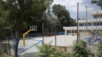 Πετράλωνα:-4-άτομα-επιτέθηκαν-και-απείλησαν-17χρονο-μέσα-στην-αυλή-του-σχολείου-του