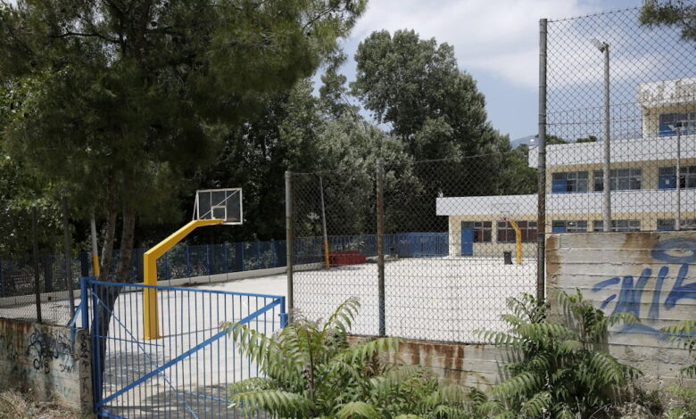 Πετράλωνα:-4-άτομα-επιτέθηκαν-και-απείλησαν-17χρονο-μέσα-στην-αυλή-του-σχολείου-του