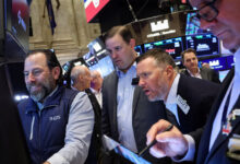 wall-street:-Ο-dow-εκτοξεύεται-κατά-600-μονάδες-σε-ιστορικό-ρεκόρ,-παρά-τα-στοιχεία-πληθωρισμού