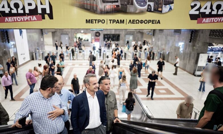 Ο-Κυριάκος-Μητσοτάκης-στο-μετρό-Συντάγματος-μία-ημέρα-πριν-τα-«εγκαίνια»-της-24ωρης-λειτουργίας-του