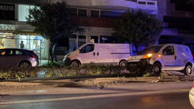 Ατύχημα-στην-οδό-Λαρίσης-–-όχημα-ανέβηκε-στη-νησίδα,-τραυματίας-πεζός