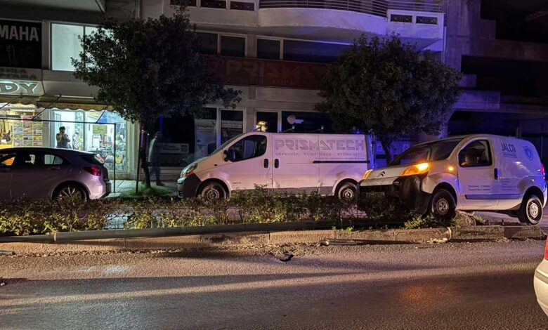 Ατύχημα-στην-οδό-Λαρίσης-–-όχημα-ανέβηκε-στη-νησίδα,-τραυματίας-πεζός