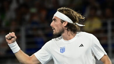 davis-cup:-Ο-Στέφανος-Τσιτσιπάς-επικράτησε-εύκολα-κόντρα-στον-Σέιμποθ-Γουάιλντ-και-ισοφάρισε-σε-1-1-για-την-Ελλάδα