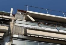Λαμία:-Αποκολλήθηκαν-σοβάδες-από-βεράντα-και-έπεσαν-στον-δρόμο-–-Χρειάστηκε-η-παρέμβαση-της-Πυροσβεστικής