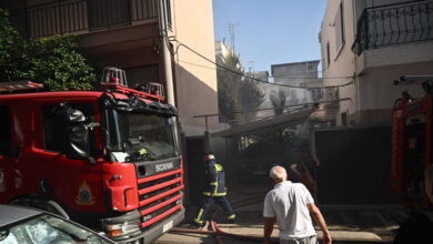 Φωτιά-σε-διαμέρισμα-στο-Αιγάλεω:-Νεαρός-πήδηξε-από-το-μπαλκόνι-για-να-γλιτώσει-–-Απεγκλωβίστηκαν-2-ηλικιωμένοι