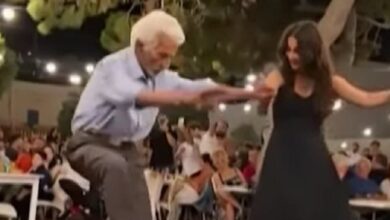Σχοινούσα:-Πέθανε-σε-ηλικία-92-ετών-ο-Γιώργος-Κωβαίος,-που-χόρευε-με-την-εγγονή-του-σε-τοπικές-γιορτές