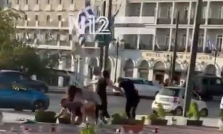 Η-στιγμή-του-άγριου-τσακωμού-μεταξύ-Παλαιστίνιων-και-Ισραηλινών-μπροστά-στο-μνημείο-του-Αγνώστου-Στρατιώτη