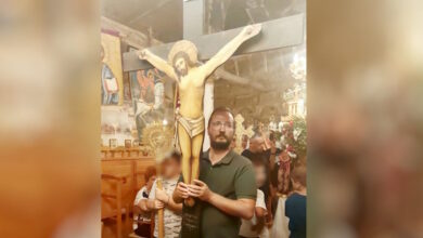 Βασίλης-Καλογήρου:-Η-σπαρακτική-ανάρτηση-της-μητέρας-του-–-«Σου-έκοψαν-το-δάχτυλο-εν-ζωή,-χέρια-σου-στερήσαν-το-οξυγόνο»