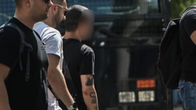 Στον-εισαγγελέα-ο-γιος-του-Σωκράτη-Μάλαμα-–-«Η-δράση-φέρνει-αντίδραση»-είπε-η-μητέρα-του-για-την-κουτουλιά-σε-αστυνομικό