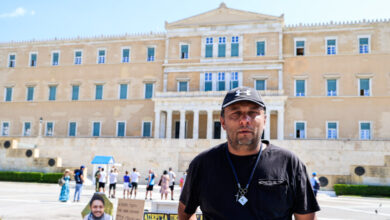 Τέμπη:-Πατέρας-θύματος-κάνει-απεργία-πείνας-και-δίψας-μπροστά-στη-Βουλή-ζητώντας-την-εκταφή-της-σορού-του-παιδιού-του