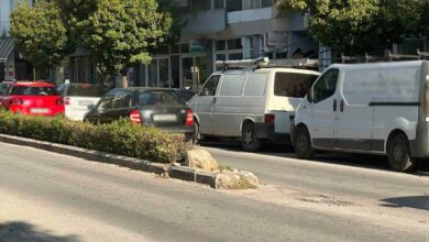 Τρίκαλα:-Σκοτεινή-και-χωρίς-σήμανση-η-νησίδα-στην-οδό-Λαρίσης-–-Νέο-ατύχημα-μετά-το-σοβαρό-τροχαίο