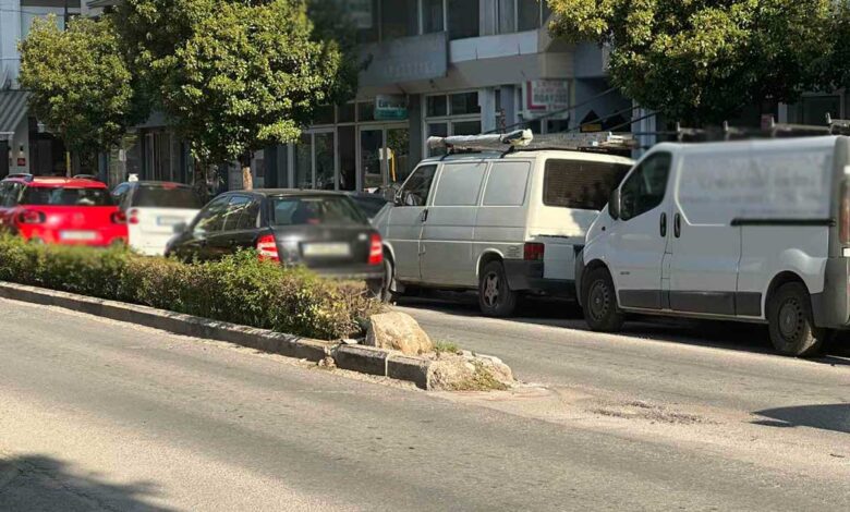 Τρίκαλα:-Σκοτεινή-και-χωρίς-σήμανση-η-νησίδα-στην-οδό-Λαρίσης-–-Νέο-ατύχημα-μετά-το-σοβαρό-τροχαίο