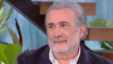Λάκης-Λαζόπουλος:-Σε-μία-παράσταση-η-μητέρα-μου-έβγαλε-τη-φωτογραφία-του-πατέρα-μου-να-με-ακούσει-και-αυτός