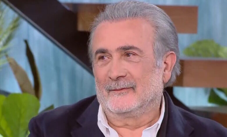 Λάκης-Λαζόπουλος:-Σε-μία-παράσταση-η-μητέρα-μου-έβγαλε-τη-φωτογραφία-του-πατέρα-μου-να-με-ακούσει-και-αυτός