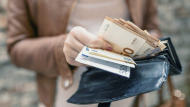 Δημόσιο:-Πώς-θα-καταβληθεί-«σιωπηρά»-σε-δύο-δόσεις ένας-13ος-μισθός-το-2026