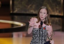 emmy-2025:-Σφοδρή-κριτική-στην-Χάνα-Αϊνμπίντερ-του-«hacks»-για-το-«free-palestine»-–-Παλαιστινιακό-δίκτυο-θόλωσε-τους-γυμνούς-ώμους-της