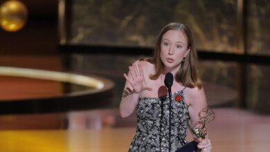 emmy-2025:-Σφοδρή-κριτική-στην-Χάνα-Αϊνμπίντερ-του-«hacks»-για-το-«free-palestine»-–-Παλαιστινιακό-δίκτυο-θόλωσε-τους-γυμνούς-ώμους-της