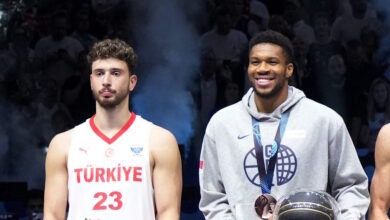 Ο-Γιάννης-Αντεντοκούνμπο-ανέβασε-φωτογραφία-που-αγκαλιάζει-τον-Αλπερέν-Σενγκούν:-Λυπάμαι-για-το-σχόλιό-μου,-ο-αθλητισμός-είναι-για-να-μας-ενώνει