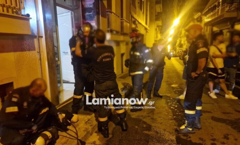 Λαμία:-Φωτιά-τα-ξημερώματα-σε-σπίτι-–-Απεγκλωβίστηκαν-3-άτομα,-6-μεταφέρθηκαν-στο-νοσοκομείο
