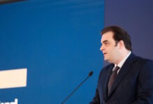 Πιερρακάκης:-Οι-επενδύσεις-και-οι-εξαγωγές-αυξάνονται,-το-χρέος-μειώνεται