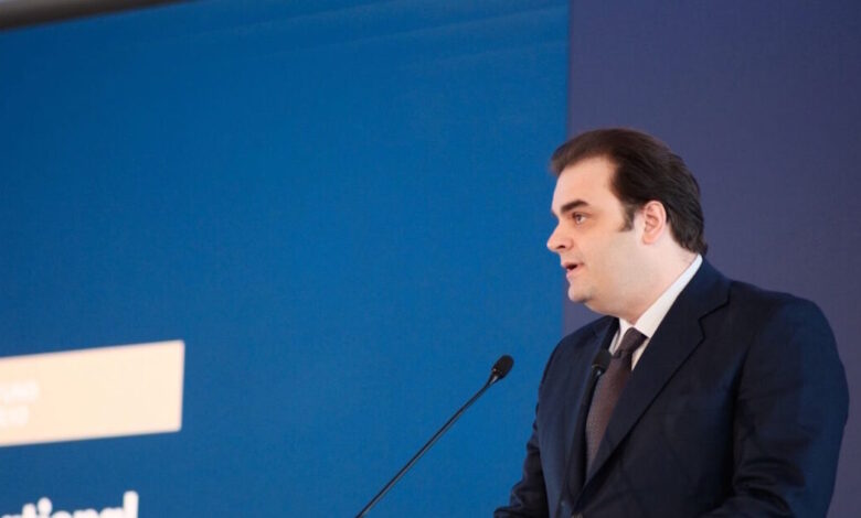 Πιερρακάκης:-Οι-επενδύσεις-και-οι-εξαγωγές-αυξάνονται,-το-χρέος-μειώνεται